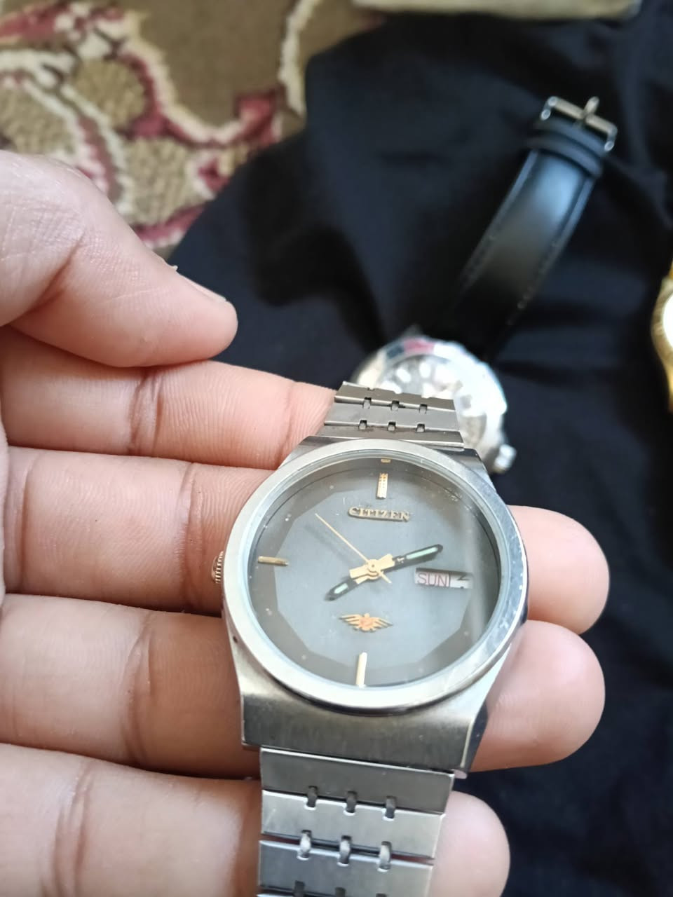 سيتيزن إيجل 7  (Citizen Eagle 7 Automatic )
ڤنتج، وتعتبر قطعة استثنائية لهواة جمع الساعات الكلاسيكية. 
التصميم: تتميز بقرص أسود مع لمسات ذهبية وتصميم كلاسيكي قديم.
المميزات: تحتوي على نافذة لعرض اليوم و التاريخ عربي انكليزي مميز
الحركة: تعمل بحركة أوتوماتيكية (21 جوهرة).
المواد: الهيكل والحزام مصنوعان من الفولاذ المقاوم للصدأ (Stainless Steel). 
السعر خاص


**إذا كنت صاحب هذا الإعلان وتريد حذفه لأي سبب، رجاءا أرسل رسالة إلى الدعم الفني**