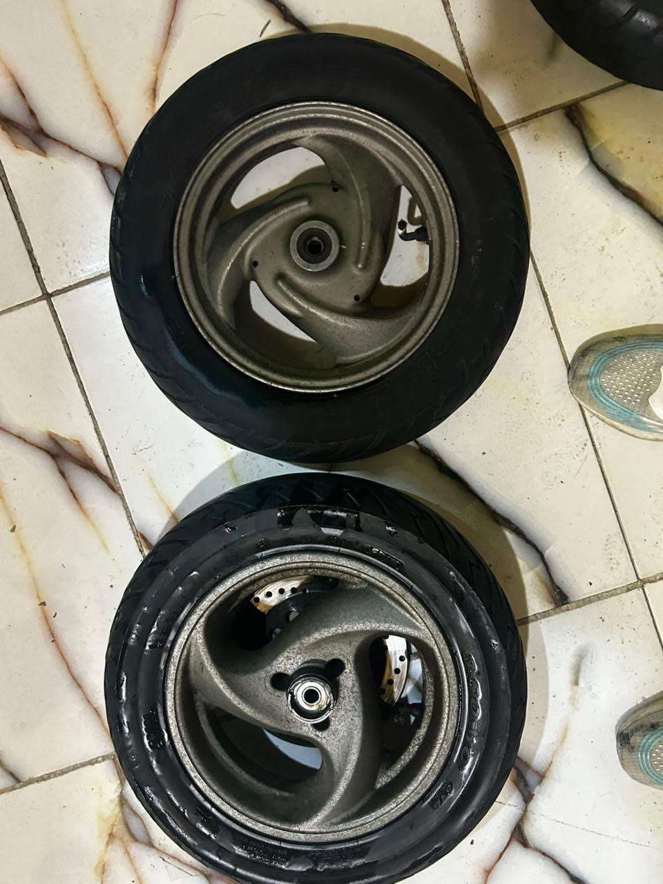 وياله وتايرات حاويه 
سعر التك 25 سعر الزوج 45 
جمله ومفرد   
تلفون 
*********** البصرة, العراق
