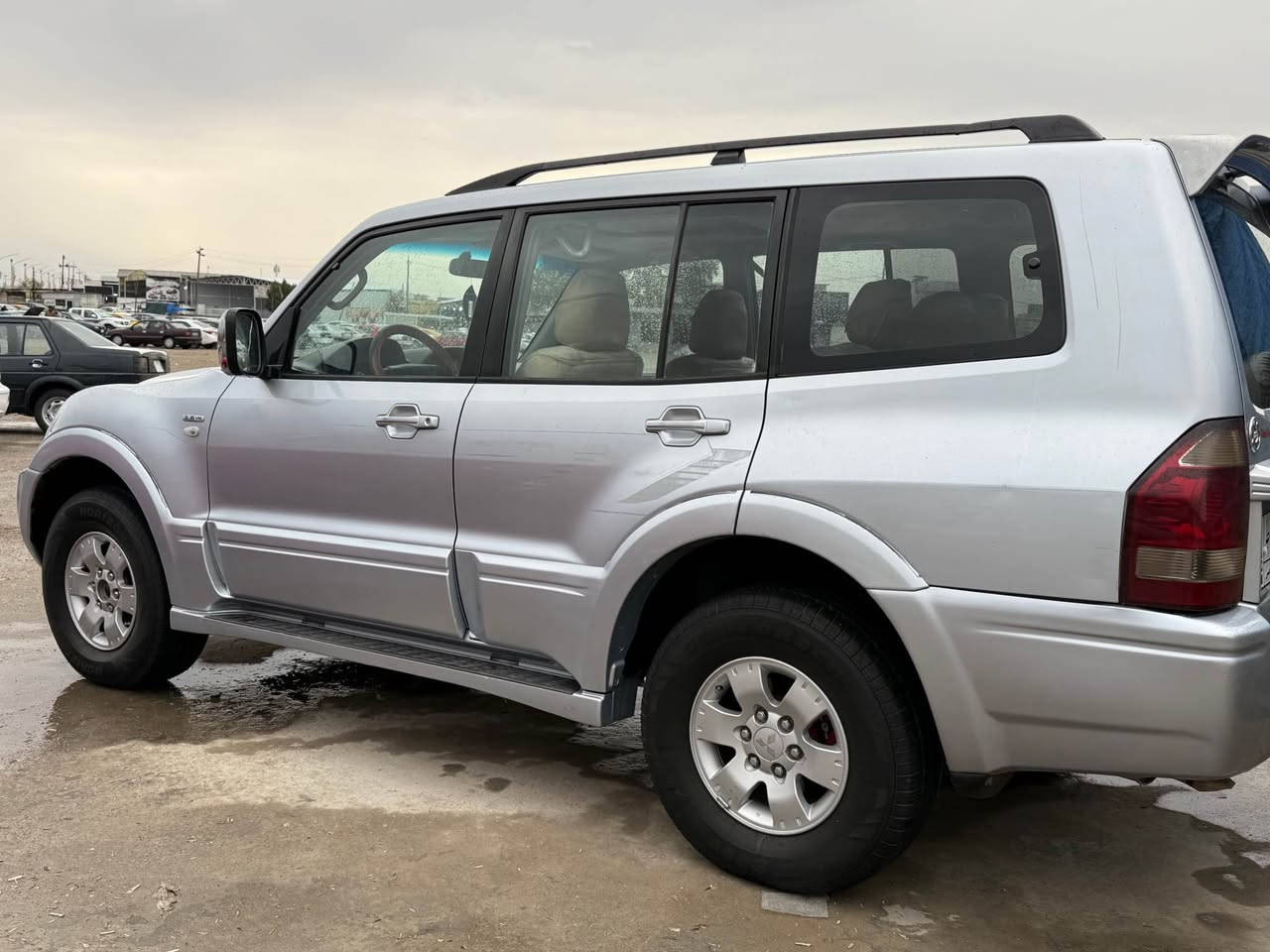 سلام عليكم باجيرو  2005رقم كركوك مشروع وطني دفتر. بانزين 7مقاعد تبريد مركزي تخم تاير جديد محرك 3800فور ويل شغال سياره بدون صبغ كلين ولا تعديل بارد *********** بغداد, العراق
