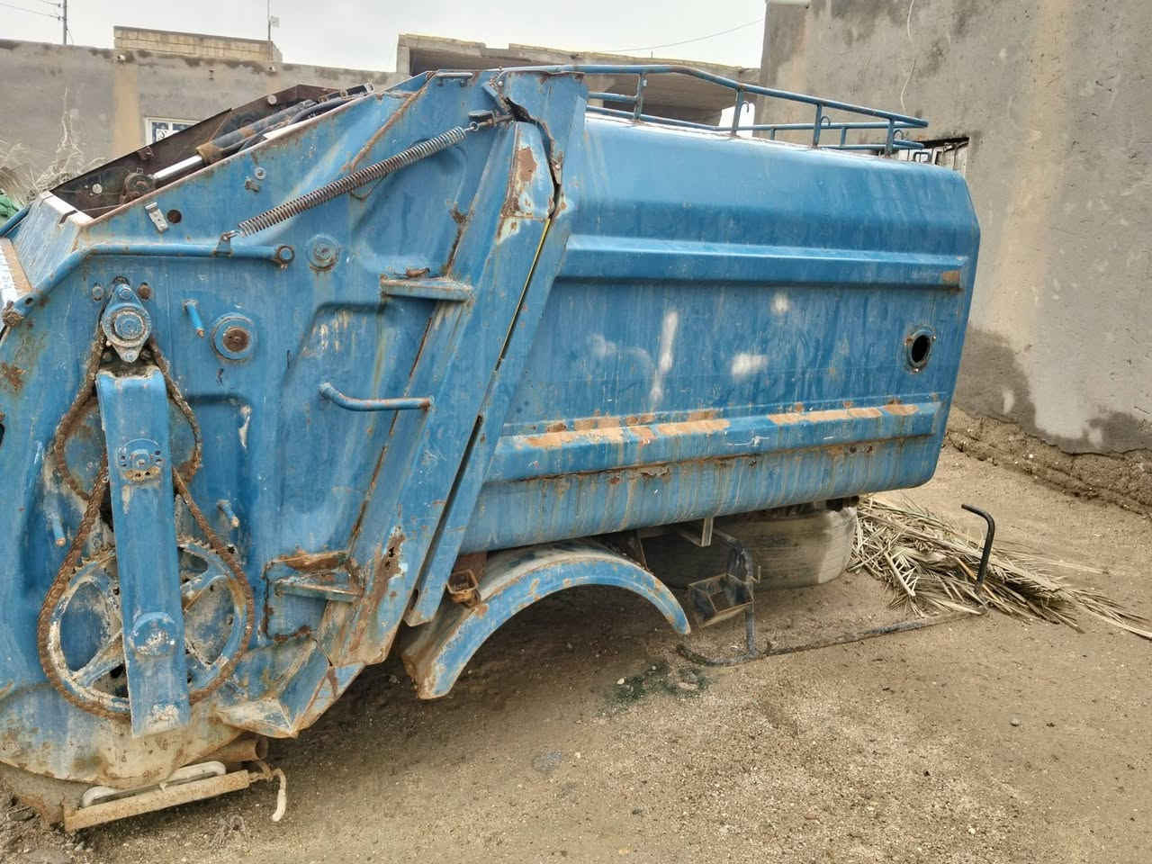 سلام عليكم لبيع كابسة نفيات مال كنتر 4 طن العنوان البصرة سعر 15 ورقه ***********
