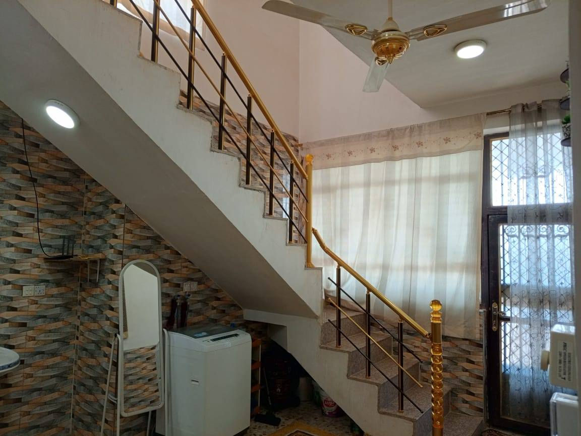 السلام عليكم 
بيت للبيع طابو زراعي سند 25 مساحه واقع حال 175 بناء 160 يتكون من غرفتين وصاله ومطبخ وممرات 2 وأستقبال وحمام داخلي وخارجي بناء كامل وحديث 
 . للاستفسار واتساب ***********
