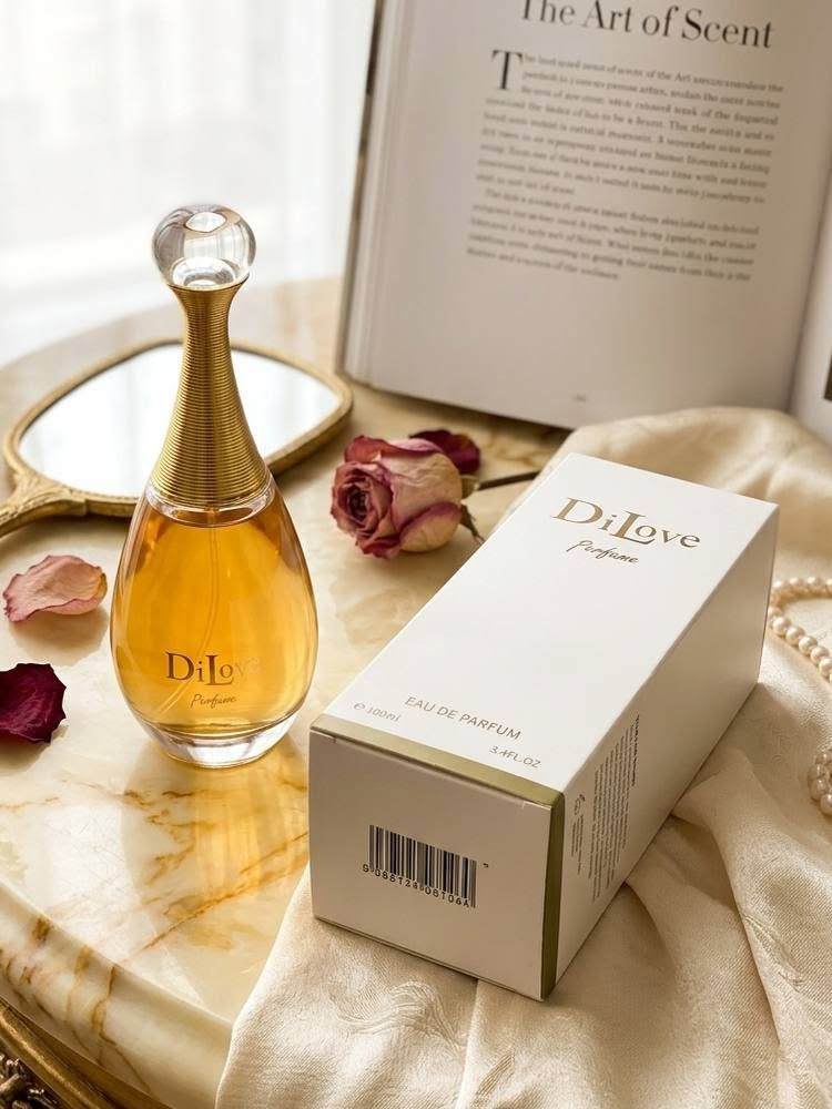 اكتشفي السر وراء النوتات العطرية الساحرة لعطر DiLove، حيث تتناغم الطبيعة لتمنحكِ حضوراً ملكياً لا يُنسى: 🥰👇

🍋 الإفتتاحية: انتعاش حيوي من الحمضيات اللامعة التي تضفي بهجة فورية من أول رشة! 
🌸 القلب النابض: توليفة أنثوية طاغية من ياسمين سامباك الفاخر، 🌹 الورد، ولمسات مبهجة من 🟡 الزهور الصفراء و⚪️ البيضاء الساحرة
🪵 القاعدة المستقرة: دفء وعمق اللمسات الخشبية الدافئة مع عبير ✨ الحلو الذي يضمن لكِ ثباتاً يعلق بالذاكرة طوال اليوم! 

👑 عطر (Eau de Parfum) يختصر كل معاني الأنوثة والرفاهية في زجاجة واحدة أنيقة تناسب ذوقكِ الرفيع. 🧴


**إذا كنت صاحب هذا الإعلان وتريد حذفه لأي سبب، رجاءا أرسل رسالة إلى الدعم الفني**