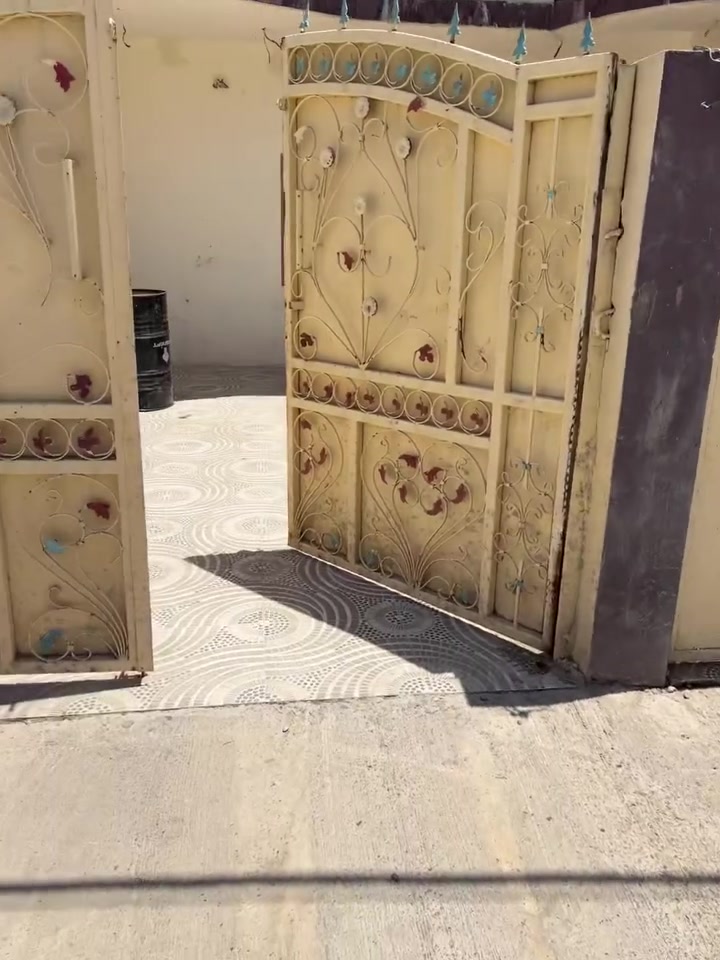 مشتمل ارضي للإيجار صياده قرب جامع الدكتوره اديبه محمد ٢٢٠ متر الايجار ٢٥٠ تابع مكتب الساحل للعقارات ***********
