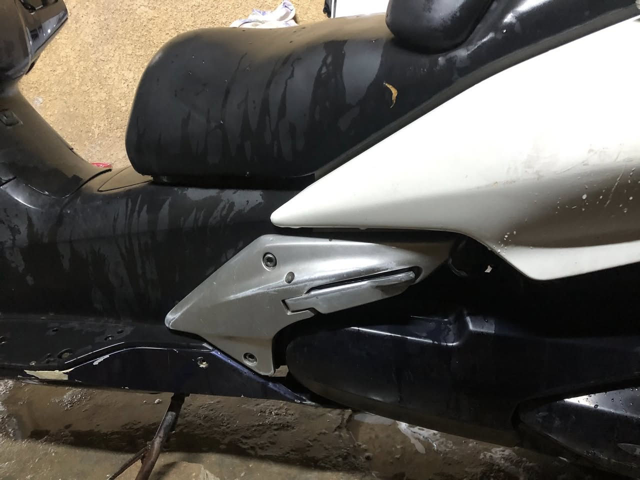 سلفر ونج 600
عداد ٢٠٠ امريكي
ماشيه 42 الف 
دهن موتل بانزين محسن كله 
الدراجه مكفوله ممفتوحه كفرات تعبانه شويه
عليه ادامه كامله اريده با1500 وبيه مجال بسيط
مكاني بشعب وتساب *********** الشراي يخابر ويدلل والجاملغ لامامي نقصه
