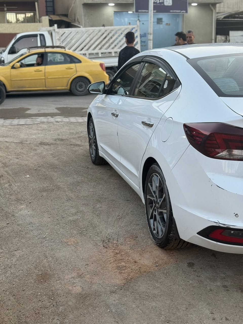 السلام عليكم للبيع سياره النترا 2020 خليجي مكفوله كفاله عامه (مكلف بالنشر)
السياره بيها طخات بسيطه موضحه بالصور 
السياره فوول موصفات بصمه فتحه تحكم 
محرك 2000 دوش 
عداد المشي / 112 ألف 
السعر / 158 وبيها مجال بصيط 
العنوان بغداد اليرموك 
رقم الهاتف 
***********
