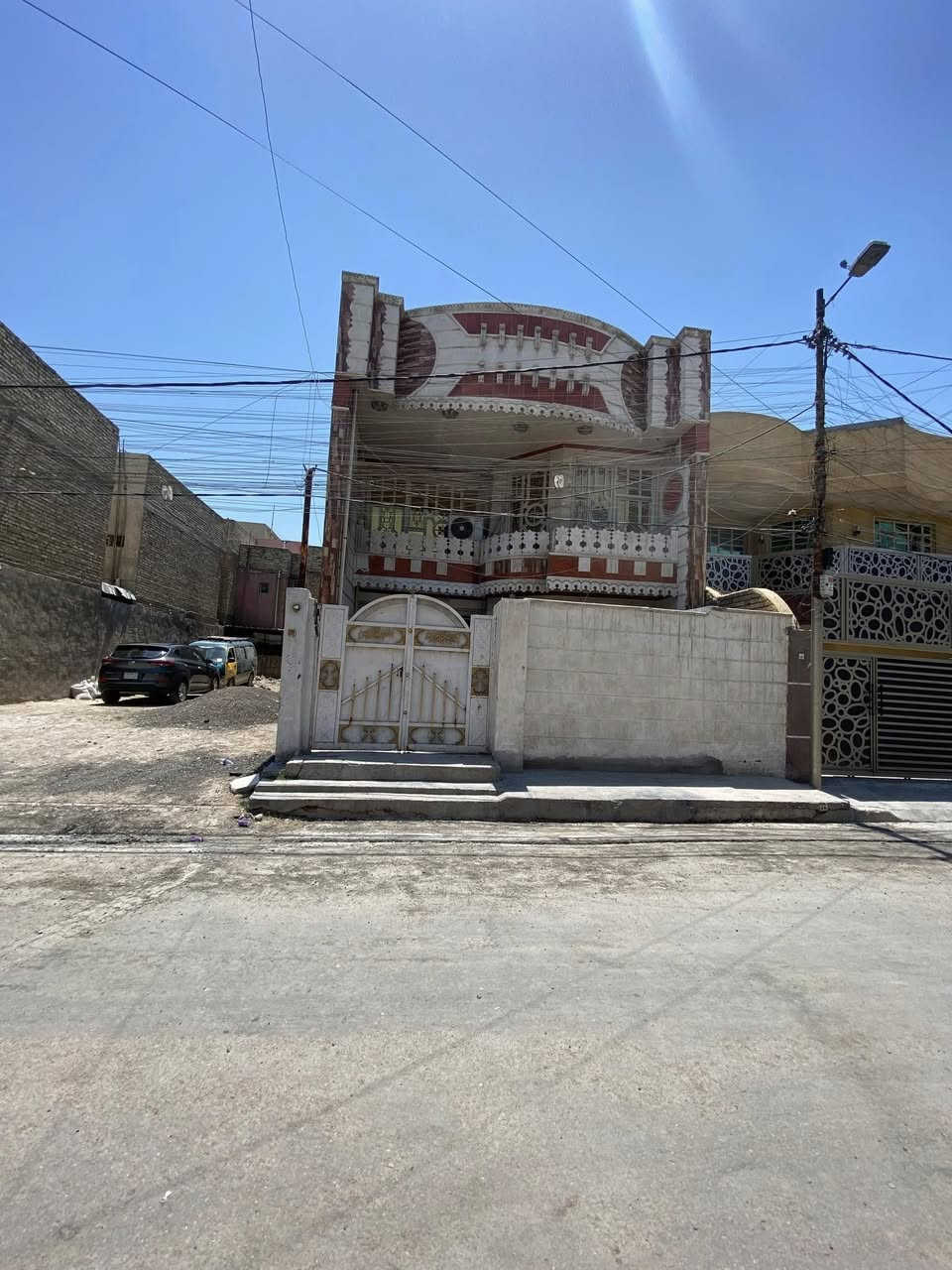 السلام عليكم دار للبيع طابو صرف مع قطعة ارض ١٥٠ في بغداد منطقة أم الكبر والغزلان الأولى قرب أفران الزهراء  مساحه الدار ١٥٠ واجهة سبعه ونص والنزال عشرين للأستفسار عن السعر الأتصال على الرقم ***********
