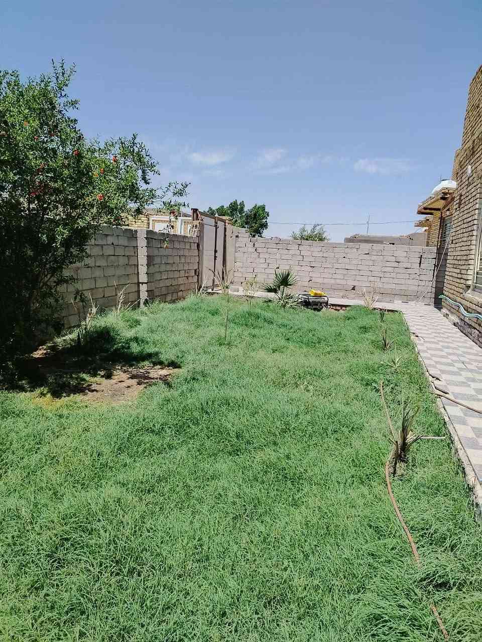 بيت للبيع في حي اصناعي يبعد عن الشارع العام 100متر بناء جديد غرفتين اوصاله ومطبخ وبراني وكراج وحديقه سعر 40او بي مجال اتصل، ***********
