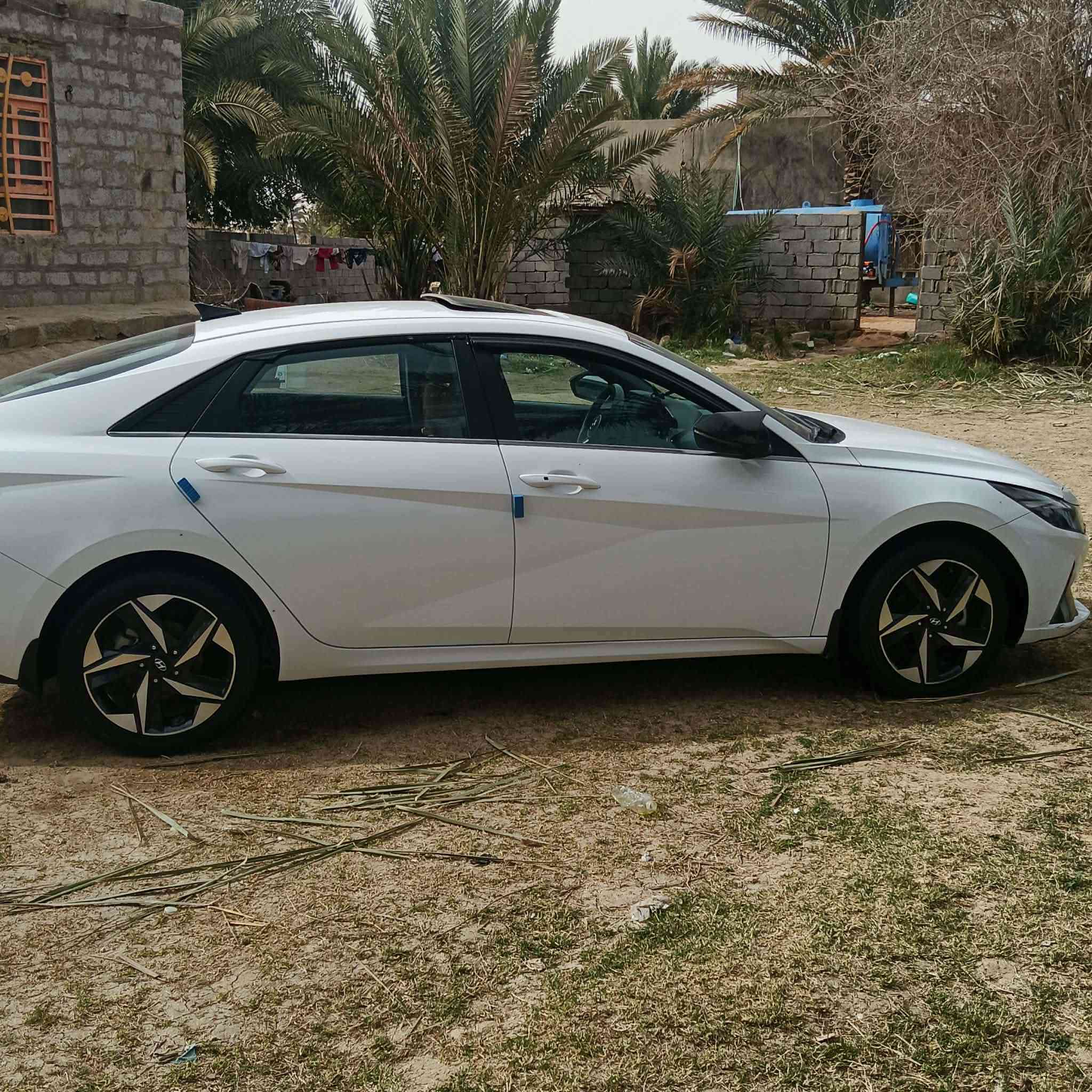 السلام عليكم النترا 23
كفاله عامه...
 ماشيه((41))  سبيرمانازل
 فول مواصفات 
فتحه بصمه 
لايتات زنون  
شاشة كبيرة 
محرك 2000 دوش كير At
كامرة دوارة
بصمة صندوك
ترحيب عند الاقتراب
دخول ذكي 
بصمة ابواب
تشغيل عن بعد
رادار امامي
رادار خلفي
رادار جانبي
تدفئة كشنات
تحديد مسار
قيادة ذاتية
توقف ذاتي 
كروس سرعة
وضعيات قيادة
صندوق ذكي
وبعد هواي مواصفات بيها 
رقم بغداد الدولي .... مكلف بل نشر 
***********
***********
