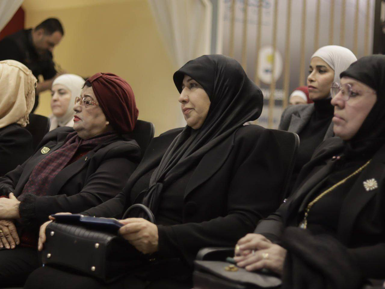 أقامت وكالة انانا الاعلامية بالتعاون مع الفريق الوطني للمرأة العراقية ورشة تخصصية حول مخاطر الجرائم الإلكترونية
​بخطوات واثقة لتعزيز الوعي الرقمي والقانوني، نظمت وكالة انانا الإعلامية ورشة عمل تفاعلية بعنوان "الجرائم الإلكترونية وعلاقتها بالذكاء الاصطناعي"، استهدفت أكثر من 40 عضوة من الفريق الوطني للمرأة في مقر "دايموند مول" ببغداد.
​أبرز محاور الورشة:
​قادت الجانب القانوني الحقوقية عهود طعان العزاوي (مسؤولة حقيبة الدعم الأمني والقانوني)، حيث ركزت على:
​التكييف القانوني: شرح القوانين العراقية الرادعة للابتزاز الإلكتروني.
​آليات الحماية: كيفية التحرك القضائي السريع لضمان حقوق المجني عليهن.
​تحديات الذكاء الاصطناعي: سبل مواجهة تقنيات "التزييف العميق" وإثبات الجرائم رقمياً.
​من جانبها، أكدت الأستاذة آلاء الموسوي (رئيس تحرير الوكالة ومسؤولة حقيبة التحول الرقمي) على أهمية التكامل بين التقنية والقانون لخلق بيئة رقمية آمنة للمرأة.
​تكريم وتقدير:
​اختتمت الورشة بتكريم الحقوقية عهود العزاوي بدرع الوكالة التقديري، تثميناً لدورها كـ "صمام أمان" قانوني وجهودها في تبسيط المفاهيم القانونية المعقدة، كما وُزعت الشهادات التقديرية على المشاركات.
​#المرأة_العراقية #وعي_رقمي #أمن_سيبراني #وكالة_انانا #ذكاء_اصطناعي #بغداد


**إذا كنت صاحب هذا الإعلان وتريد حذفه لأي سبب، رجاءا أرسل رسالة إلى الدعم الفني**