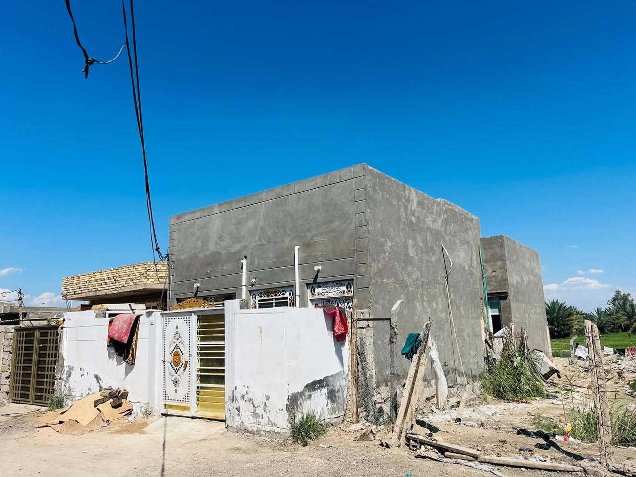 بيت زراعي للبيع قرب مدرسة الشهيد كفاح حي عبدالاله المساحه 188 العرض 8 بناء حديث للاستفسار ***********
