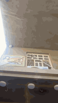 بيت للبيع مساحه 200 متر 
طابيقن كونكريت مسلح بناء جديد
عدد الغرف / 5 
استقبال 
صاله 
مطبخ حار وبارد 
المكان دوانيه حي العسكري قريب عل فلكه 60 
سعر البيت 175 وبي مجال  
رقم الهاتف ***********
