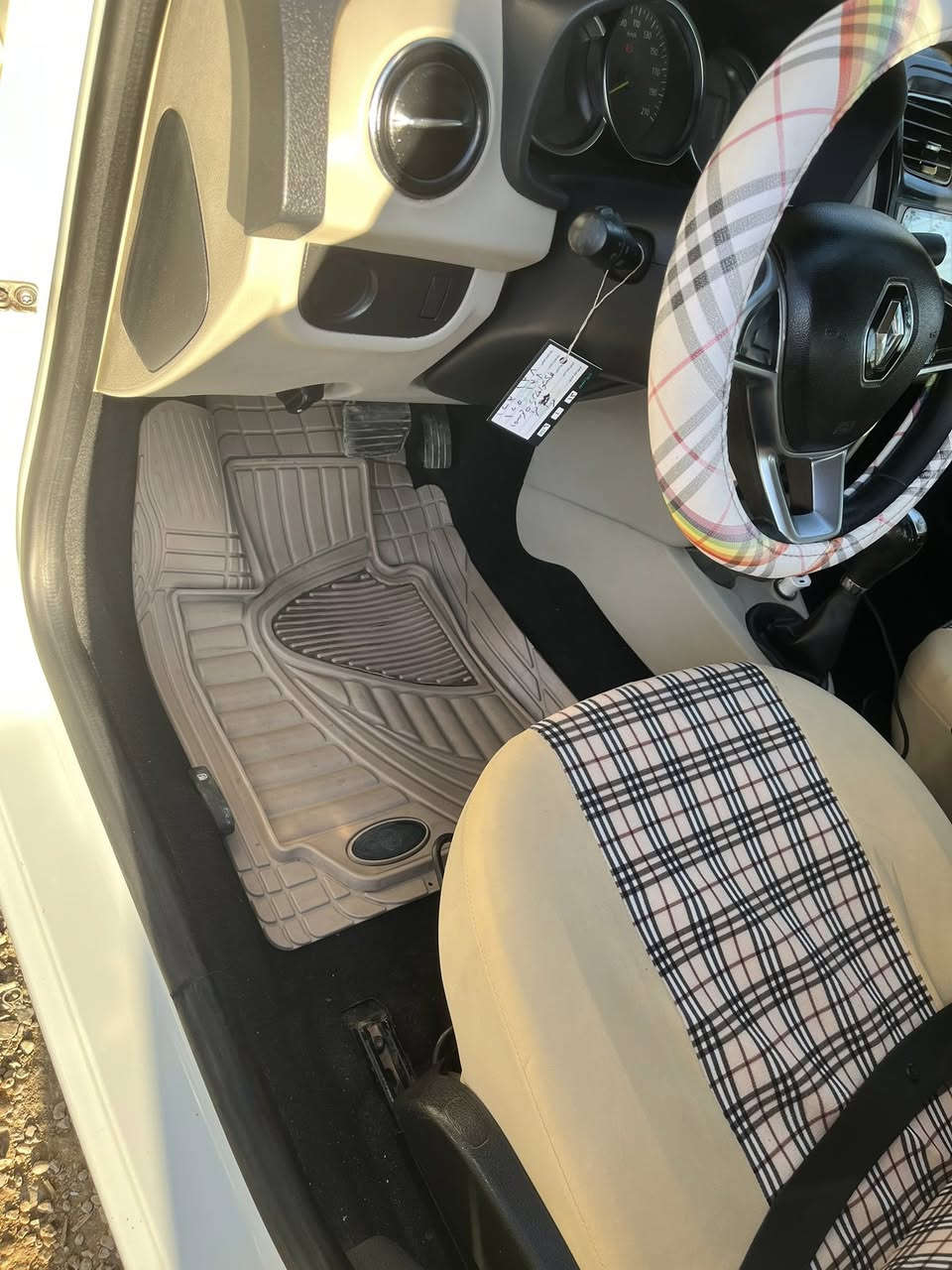 السلام عليكم رينو سمبل 2019  رقم بغدادإنكليزي  سياره ماشيه ١٢٣ الف  نضيفه كلش بيها سونار موجود بلصوره بدل باب خلفي وره سايق قطعه صبغ بصف باب سياره مرتب مكان الأنبار قضاء هيت سعر ٨٣ $ بيها مجال حك جيه حياكم الله


**إذا كنت صاحب هذا الإعلان وتريد حذفه لأي سبب، رجاءا أرسل رسالة إلى الدعم الفني**