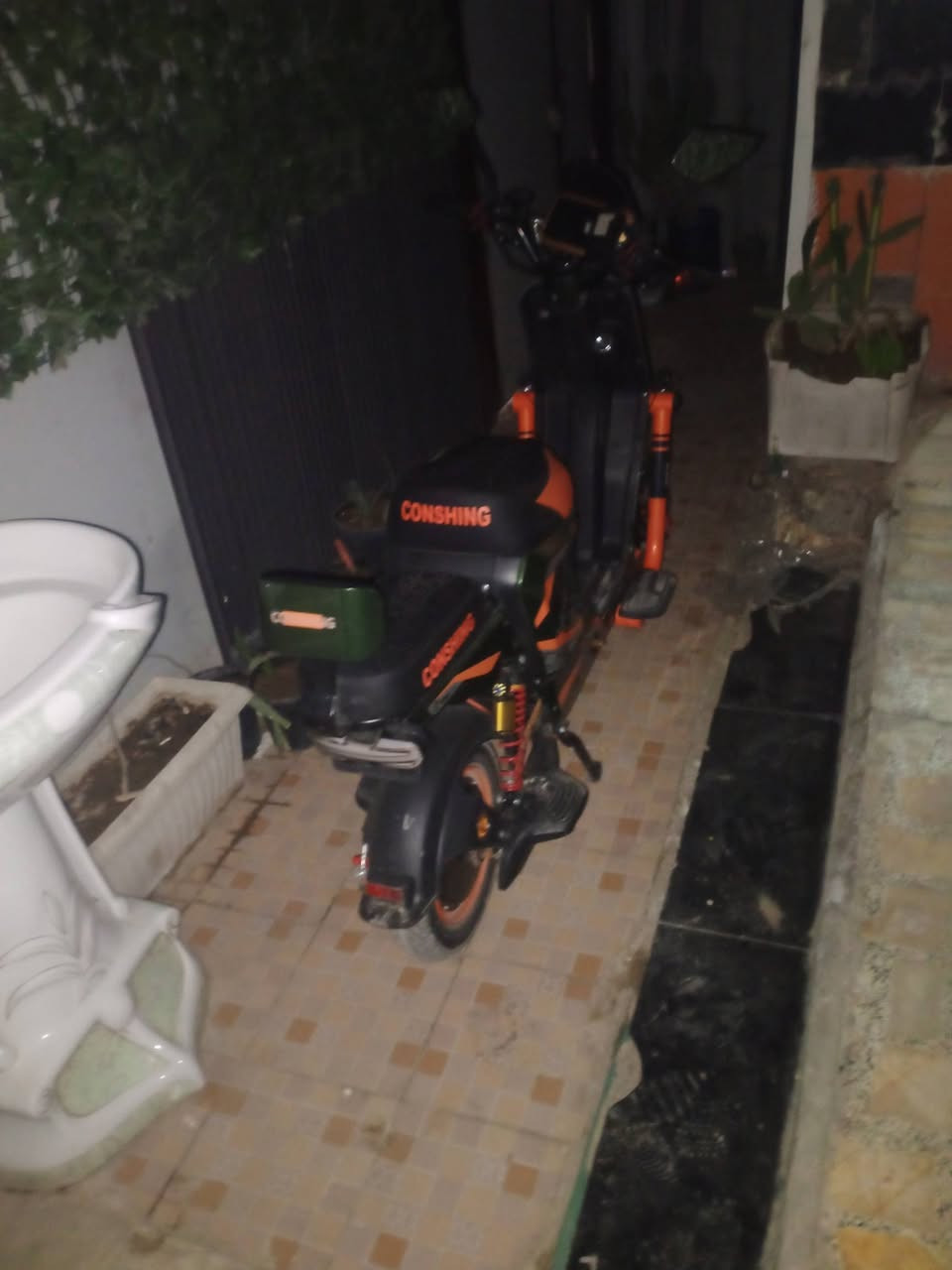 دراجه شحن اكس 900 جديد موديل 2025 الدراجه ماماشيه جديده والبطاريات اصليات مامبدل سرعه 90 اربع غير وبگR وبيها مسجل ربط بلوتوث بريكات دسك بالمكان التواصل واتساب *********** السعر 400 قفللل
