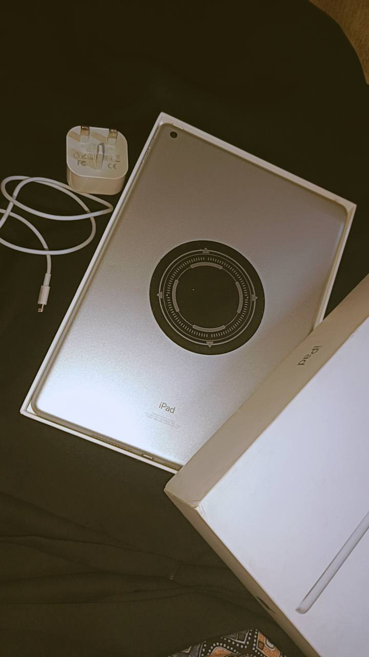 ايباد 9 مستخدم ونضيف جداً ذاكرة: 256 مع جميع ملحقاته وشاحنه السعر: 300 وبي مجال بعد  عنواني بغداد العبيدي شهداء اولى  لتواصل : ***********
