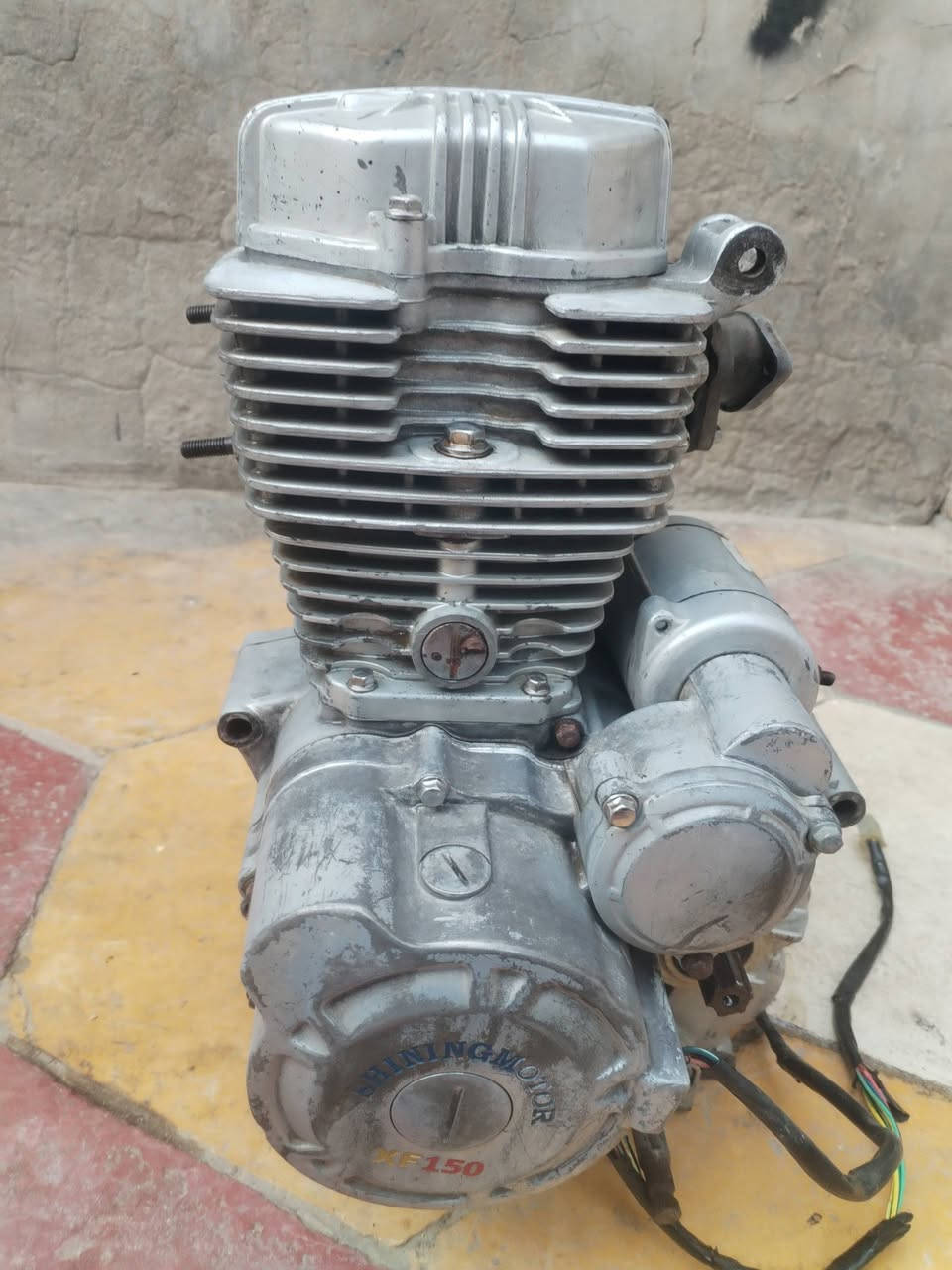 مكينه مال جمره شغاله ما بيه شي
مكينه مال متيار شغاله بس بيه كرنك 
***********
