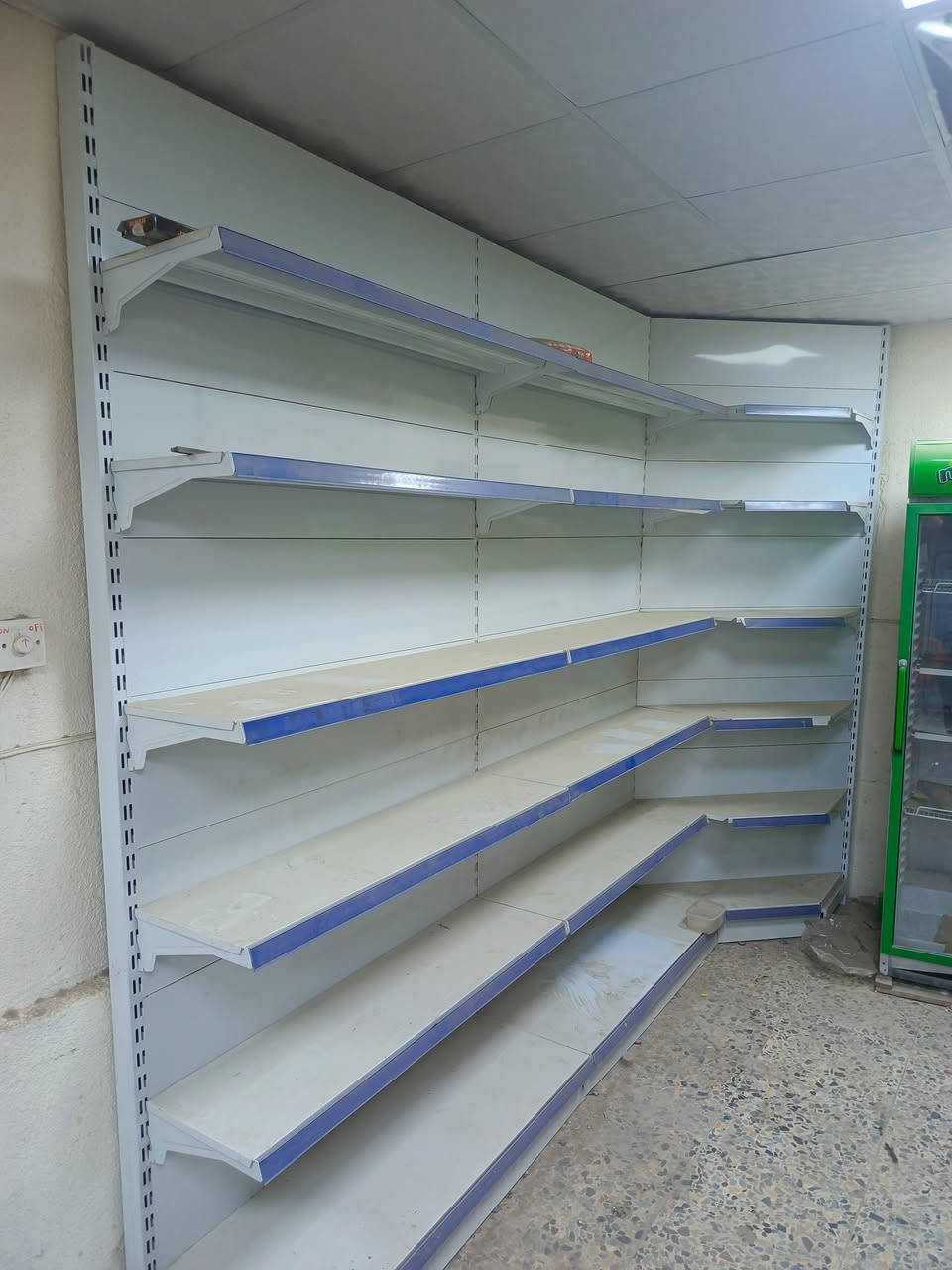 السلام عليكم ورحمه الله وبركاته
رفوف للبيع العنوان بغداد الكمالية 
***********
