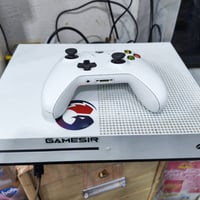 متوفر للبيع  اكس بوكس وان اس ذاكره٥٠٠ نضيف ٩٠٪ مامفتوح مع يده واحده 🔻 ...