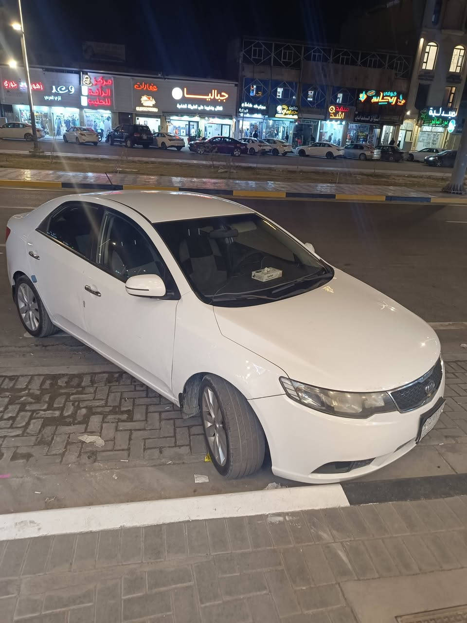 السلام عليكم سيراتو بصرة مديل 2012 للبيع فقط بيه طخات وبارد السيارة جاهزه مابيه اي نقص السعر 95ورقه  وهذا رقمي ***********
