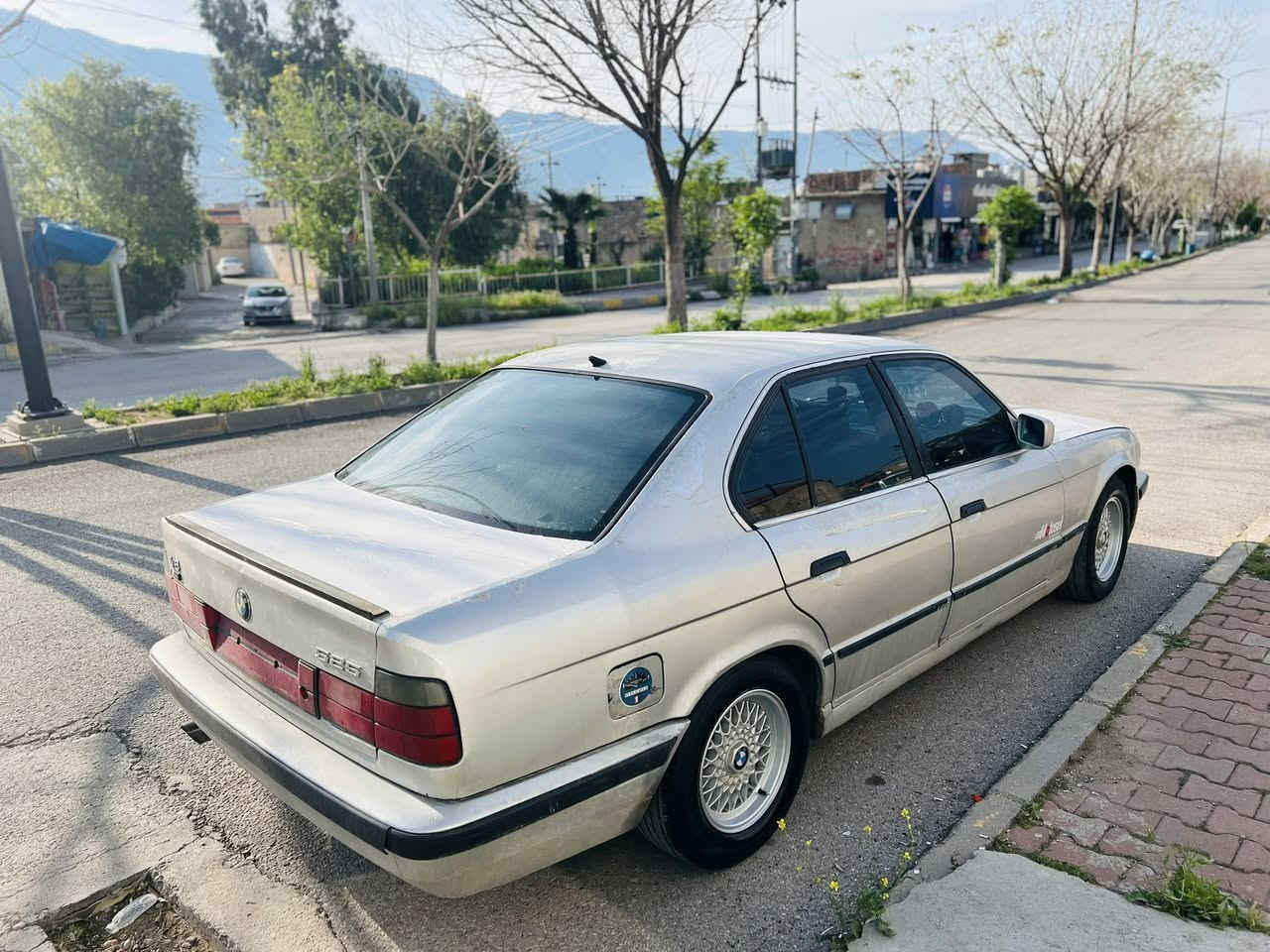 علوج علوج
مەکینە 525i گێڕ عادی
مۆدێل 1993
گێڕو مەکینەو ئەکسل و کارەبای بەشەرت هەزار فیتەر
دو جام کارەبا
ناو فۆرمیگا بەرگە دەرگاو ناوی لۆک لۆکە
ئێستە چوار تایەو ویلی عادی لۆکی لە ژێرە
موسو براوە بەشەرت
تەجیل و گەرمی و ئاوی فڵجە گێجەکانی هەموو ئیش دەکا
لایت ئەڵقەو زینۆن
قوفڵ مەرکەزی
پێویست بە وەسف ناکات ماشااللە سەیارەکە زۆر جوان و پاک ماوەتەوە
عەشیای تەبریدیشی مەزبوتە بەس قایش و خازی ئەوێ
تۆزێ کاڵ بونەوەی هەیە
25گەلاو مەعامەلە
شوێن دەربەندیخان
گۆڕینەوەش ئەکەم
***********

