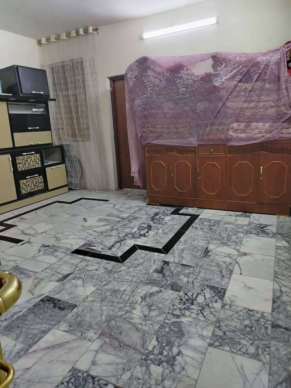 المساحه 100م ثلث غرف نوم طابقين مرمر
يحتوي الدار 
استقبال /صاله /مطبخ / غرفه نوم /صحيات خارجيه 1
داخليه عدد  1
الطابق الثاني : غرفتين نوم / صاله كبيره /حمام1
عنوان الدار :  بغداد /الدوره/ ابودشير شارع 15
للتواصل:  ***********
سعر مناسب
