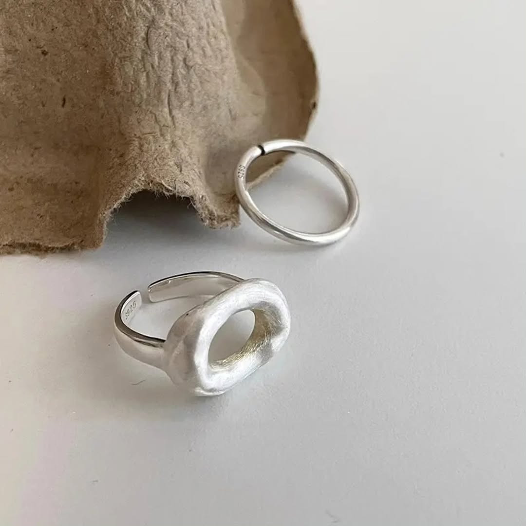 ✧･ﾟ: ✦ Silver Ring ✦ :･ﾟ✧
خاتم فضة مختوم ✦
تصميم بسيط وأنيق يناسب جميع الإطلالات
💰 السعر: 3,000 د.ع
📦 توصيل بغداد: 4,000
📦 باقي المحافظات: 6,000
📲 للحجز والاستفسار: *********** ✨
