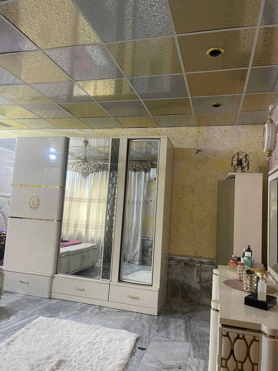 السلام عليكم بيت زراعي للبيع المساحه
٢٢٥ متر البناء غرفتين وصاله ومطبخ صحيات داخلية وخارجية سطح شتايكر
كافه الخدمات ماء مجاري مدارس وتبليط خلف المستشفى التركي قرب مدرسة غريب طوس الأهلية السعر
(٩٥) قابل للتفاوض
للتواصل ***********
