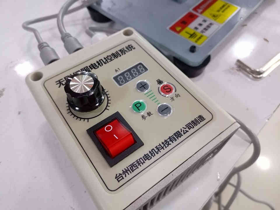 كود 45668
سنفرة شريطية كهربائية مصنوع من سبائك  حديد ثقيل  قياس شريط 915*50ملم متوفرة بقوة مأطور 750W  و 1200 W  يفتر اتجاهين تحكم بالسرع من 200 الى 2000  جودة ومتانة جدا عالية اسعار كما يلي 
300 الف سعر ماطور 750 W
350 الف سعر ماطور 1200W 
سعر اشرطة: 3 الف
اشرطة متوفرة بخشونات مختلفة 
للحجز والاستفسار راسلنا على واتساب *********** او ***********
