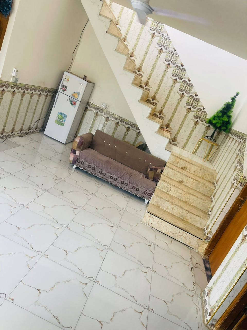 بسم الله ماشاء الله
ببيت للبيع المساحه 200 متر

إصلاح مفوض بالطابو

يتكون من غرف العدد 2

صاله

مطبخ

استقبال ممرات جانبيه

السعر 60 بي مجال للشراي يدلل

البيت جاهز مابي كل نقص

العنوان شارع المعاره خلف مكتب علاء ديلي

يبعد عن الشارع العام 150 متر شارع 9 متر امام المنزل

أي استفسار بخصوص البيت اتصل *********** أبو مؤمل السلطاني

*********** أبو إيليا السلطاني أو مراجعه مكتب القمه للعقار الكائن بدايت طريق المعاره قرب الصيدليه الجديده او مدرسة معادن الحكمة

البيت حصرا عن طريق مكتب القمه للعقار
