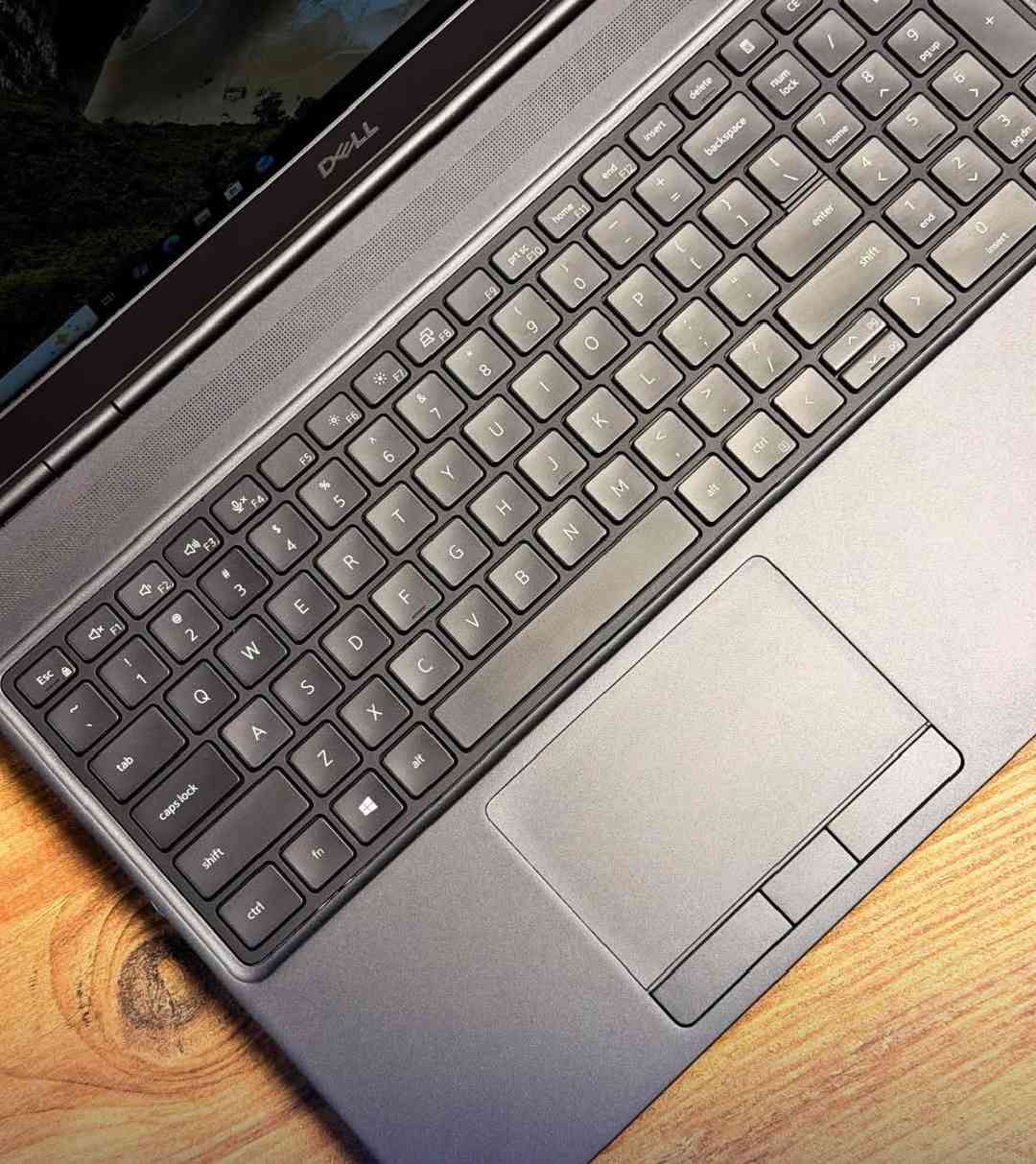 ‏Dell Precision 7550 مستخدم بيه شخوط بصيطه بضهر
نسخة الجيل 11 بـ 500 الف  وبيه مجال اخوان

🔸 المواصفات:
• المعالج: Core i5-H مخصصة للأعمال الاحترافية).
• كارت الشاشة: NVIDIA Quadro T1000 Max-Q 4GB للرندر، التصميم، والمونتاج الثقيل.
• الرام: 16GB DDR4 قابلة للتوسعة.
• التخزين: 512GB NVMe SSD سريع جدًا.
• الشاشة: 15.6 إنش FHD IPS+ بدقة عالية وتدعم راحة العين.
• كارت شاشة مدمج: Intel UHD Graphics P630.
‏ • Wi-Fi 6 AX201 للاتصال الأسرع والأكثر استقرارًا.


**إذا كنت صاحب هذا الإعلان وتريد حذفه لأي سبب، رجاءا أرسل رسالة إلى الدعم الفني**