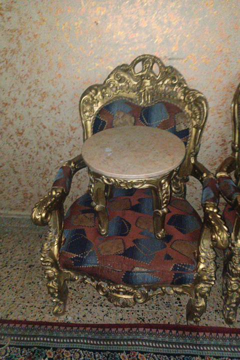 مجموعة قنفات كلاسيكية فخمة بتصميم ذهبي مميز وتنجيد مزخرف بألوان دافئة. تضيف لمسة راقية لديكور المنزل. مثالية لغرف الاستقبال أو الصالونات.

