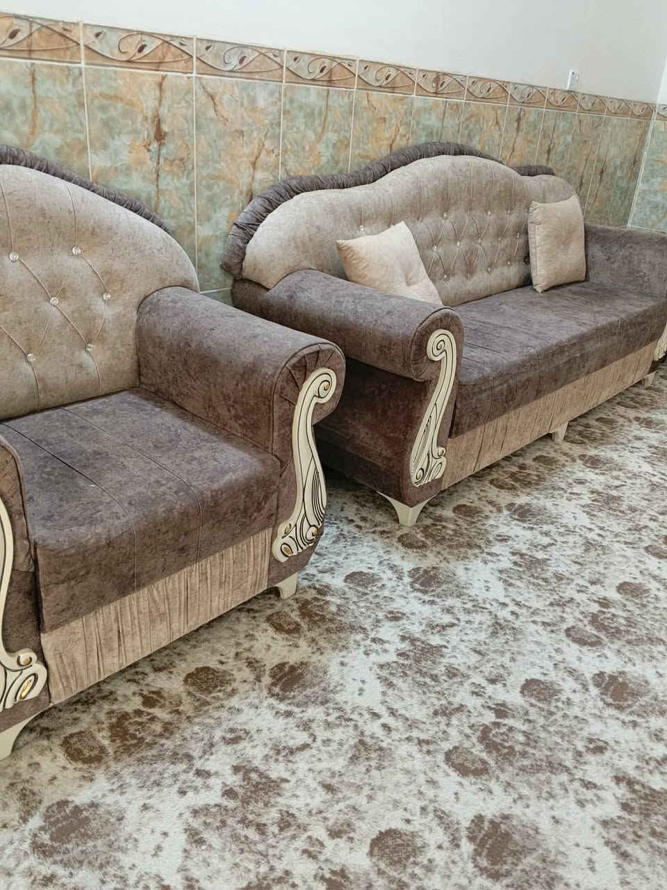 تاقەمی قەنەفەی ١٠ نەفەری کامل بە تەپلەکی شوشەی خۆیەوە نوێ نوێیە پێشتر ٨٥٠ هەرزاری پێ دراوە ئێستا داوای ٢٥٠ هەزاری لێ دەکەین 
ناونیشان. تەق تەق
***********
***********
