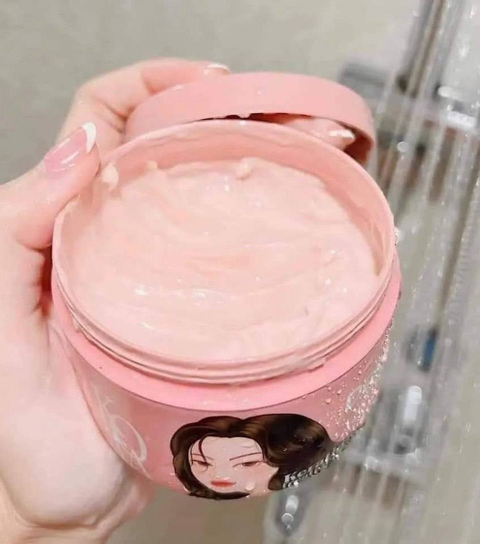 🇰🇷 السحر الكوري المزدوج لشعر حيوي ولامع! ✨
✨ قناع معالج للشعر من كوتا – Kota Hair Treatment Mask ✨
الحل الأمثل والنهائي المستورد مباشرةً من كوريا 🇰🇷 

للعناية المزدوجة بالشعر التالف والجاف! يمنح شعرك التغذية العميقة، الإصلاح الفوري، والقوة من الجذور وحتى الأطراف 🌿.
🌟 مميزاته وفوائده السحرية:
 ** تغذية وإصلاح شامل:** يعيد الحياة للشعر التالف والجاف من أول استخدام 💆‍♀️.
الج للشعر من كوتا – Kيقلل النفشة بشكل ملحوظ ويجعل الشعر أكثر نعومة ولمعاناً كالحرير ✨.
 كوتا – Kota Hair Treatmentيحتوي على الكيراتين + البيوتين + الببتيد النحاسي لتقوية بصيلات الشعر من الداخل لحمايته من التقصف 🧬.
الحل الأمثل والنيعزز صحة الشعر الحيوية ويمنحه كثافة ومظهراً صحياً وجذاباً طوال اليوم 💖. السعر خاص توصيل لجميع المحافظات العراق  #10k#


**إذا كنت صاحب هذا الإعلان وتريد حذفه لأي سبب، رجاءا أرسل رسالة إلى الدعم الفني**