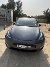 تسلا مودل y 2024 مستجلين على ببعتها  اون لاين  مابيها نقص شي بسيط جامه...