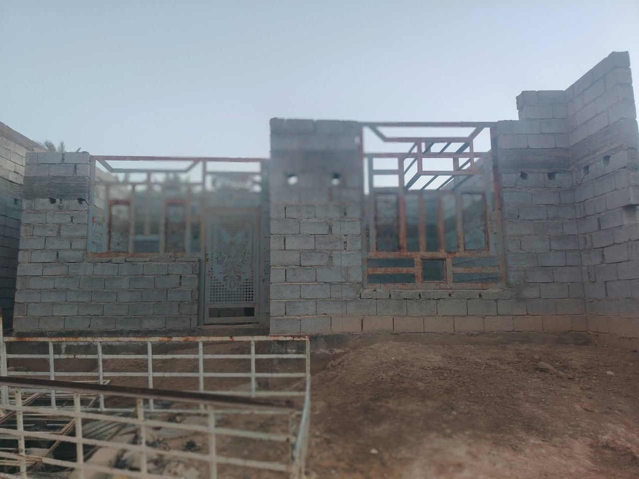 سلام عليكم شباب يوجد هيكل مساحته ٢٢٠ متر سند ٢٥ يحتوي على غرفتين وصاله  وصحيات ومطبخ وستقبال كامل بس أسقف المكان ديالى الخالص  حي الكراد واجهيه الكا نزينه  على شارع العام  يربط بين حي الزهراء وحي الحسين السعر ٤٥ وبي مجال بسيط و الشراي  بي خير و يدلل اي  ستفسار  على الرقم *********** @إشارة
