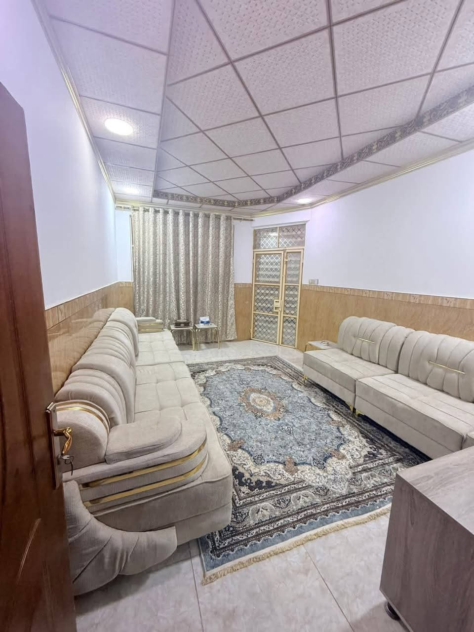 دار للبيع  100 متر قطاع 76 ثاني بيت عن الساحه ومجاور شارع البوريات بدايه الحي طابق واحد غرفه وصاله واستقبال ومطبخ ومكشوفه وصحيات داخليه وخارجيه وطارمه السعر 125 وبي مجال للاستفسار الاتصال على الرقم التالي التميز للوساطة العقاريه ***********
