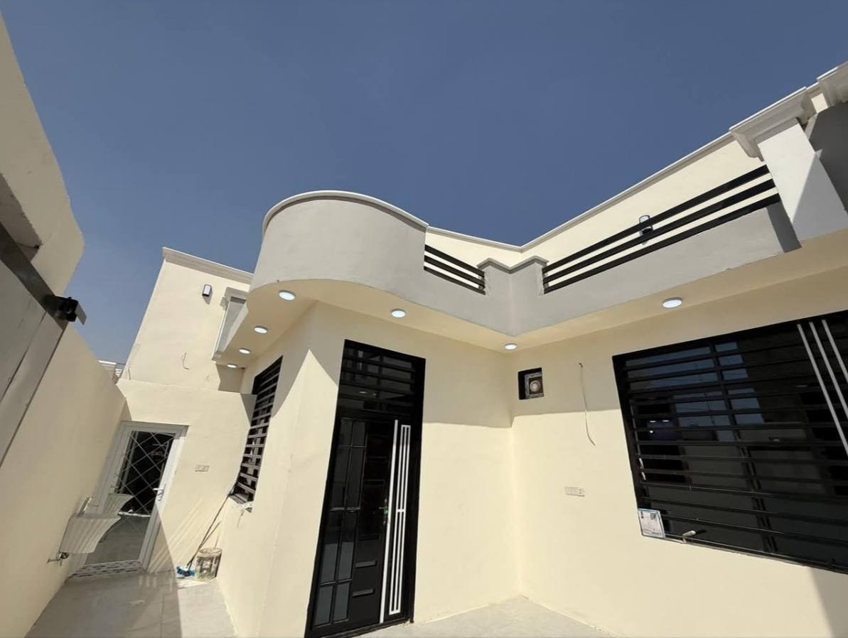 🏡 دار للبيع – النجف ثاني عرصة عن التجاري قريب جداً 
📍 الموقع: حي النداء – منطقة الـ67
📐 المساحة: 200 متر – طابو صرف
✨ تفاصيل البناء:
🔹 بناء ممتاز (جيد جداً)
🔹 الأساس + السقف: كونكريت مسلح صب مركزي
🔹 البناء: طابوق جمهوري
🔹 السقف: جبسن بورد
🔹 مجهز بـ منظومة كاميرات مراقبة + منظومة تقطير + سبالت
🛋️ مكونات الدار:
🛏️ غرفتين نوم
🛋️ صالة
🍳 مطبخ حار + مطبخ بارد
🤝 استقبال
🚿 حمام داخلي + 🚻 حمام خارجي
🚗 كراج سيارة
💰 السعر: 150 مليون (قابل للتفاوض)
📞 للاستفسار: ***********
