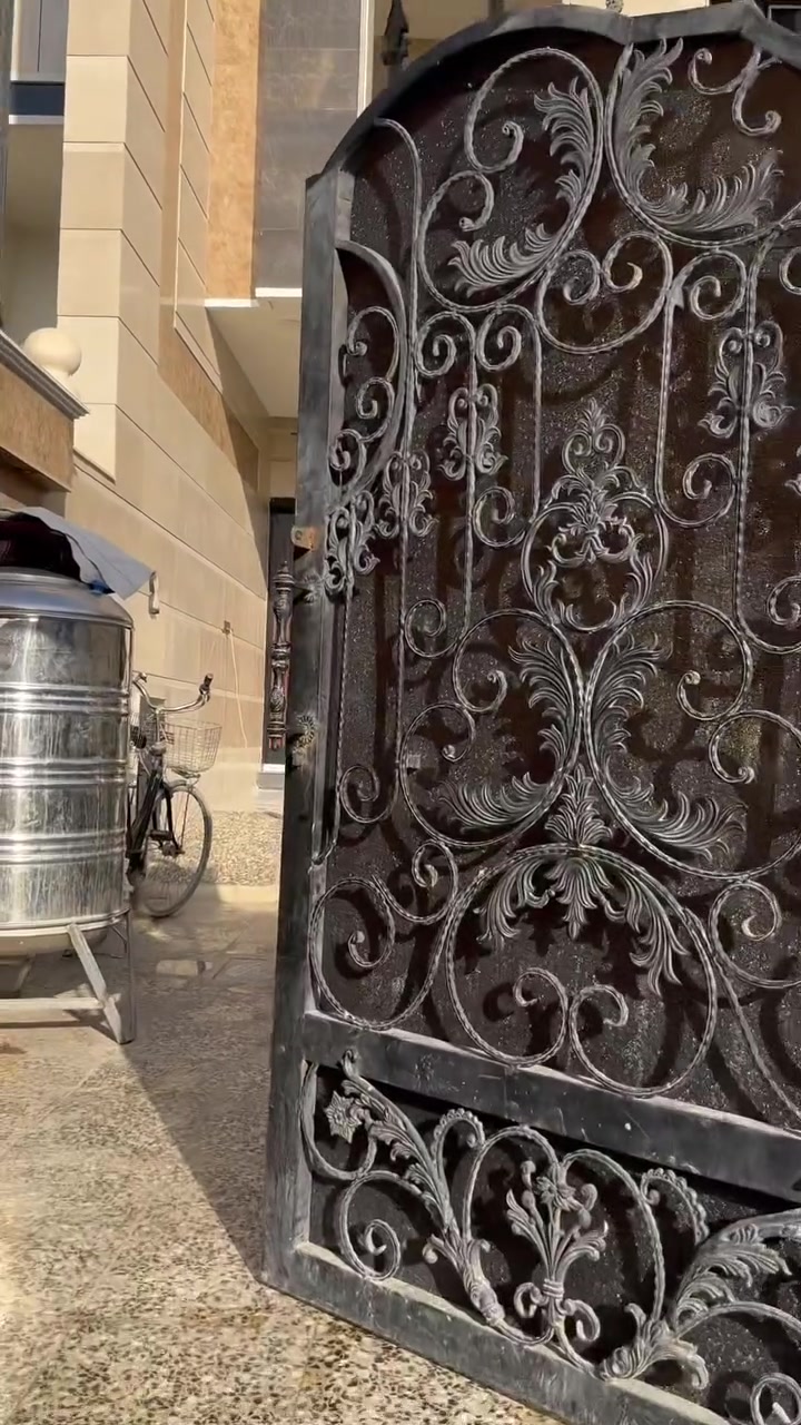 اللهم صلى على محمد وآل محمد
مساحه200م. السعر230قابل لتفاوض 
طابو زراعي. عدد الغرف ٤. 🚽 ٤. الموقع بغداد الدوانم شارع الوزراء *********** اكتب تم ادزلك التصوير من الداخل
