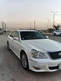 كراون ماجستا • محرك V8 ٤٣٠٠ • جلد عسلي