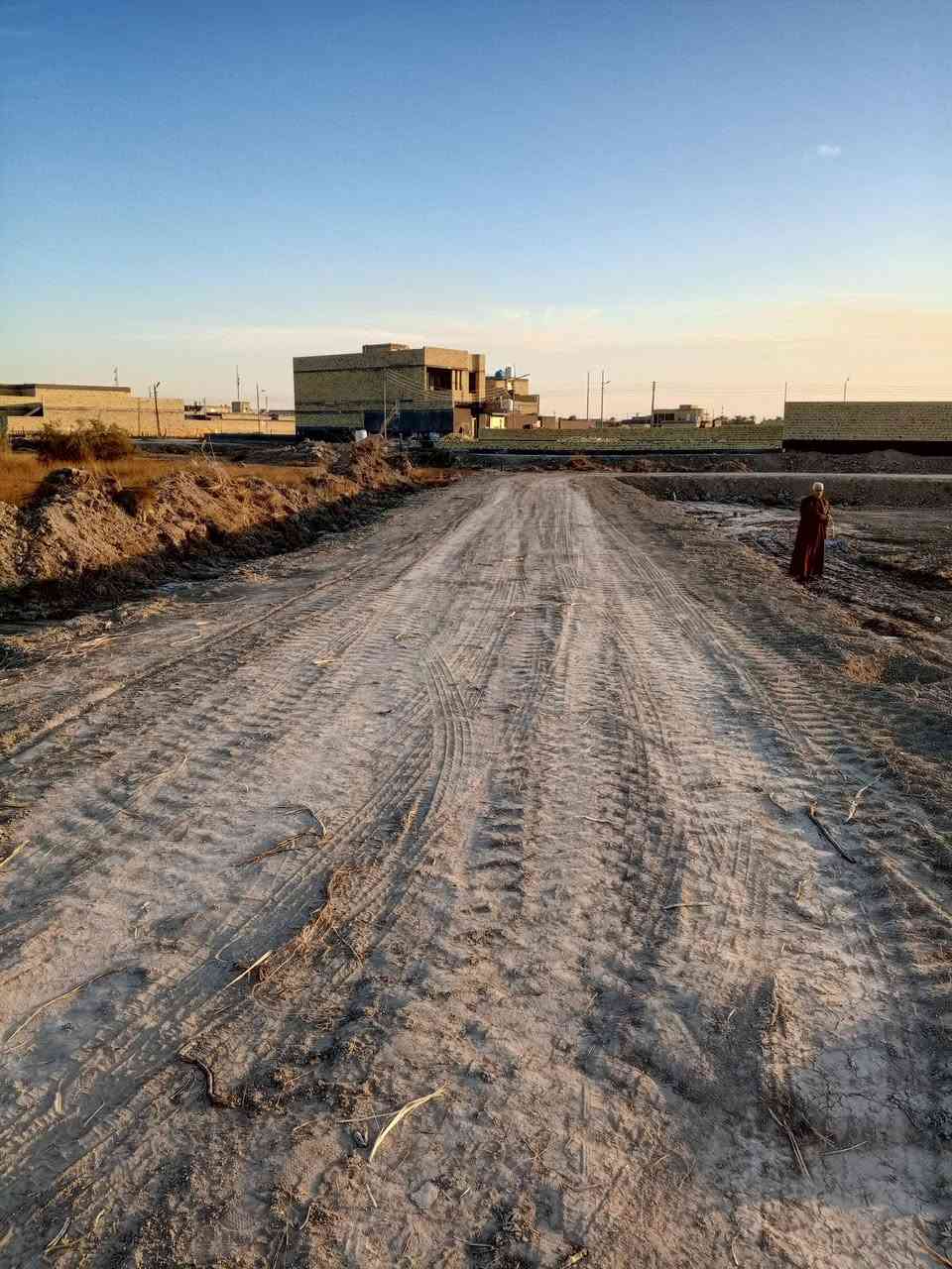 سلام عليكم /قطعه زراعي للبيع المساحة 165 الموقع حي المهندسين قريب علئ الشط وشارع الصبابه وقريب علئ حولي خنيطله واجهة 10 ونزال 16.5 متوفر خدمات السعر 17 مليون للاستفسار ***********
