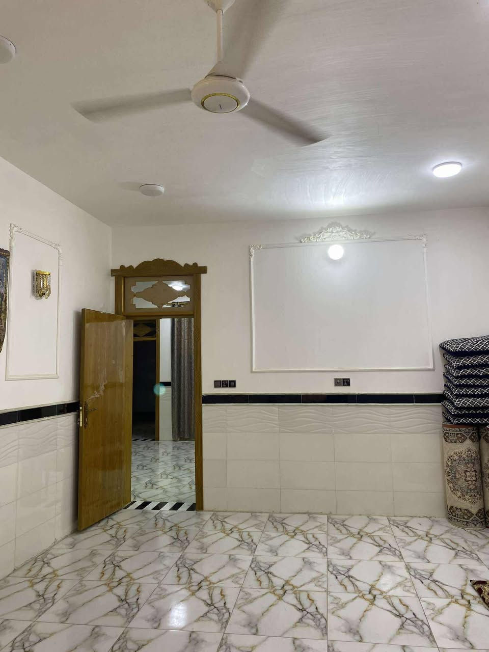 بيت للبيع طابو صرف مساحه 200م
مجمع بيتي ثاني قريب عالشارع
غرفتين وصاله وستقبال ومطبخ 
وحمامات عدد 2مكشوفات عدد 2
وكراج وحمام خارجي وينبي بي غرفتين بعد 
بيت مرتب بناء جديد 
سعر 145 وبي مجال
ستفسار ***********
