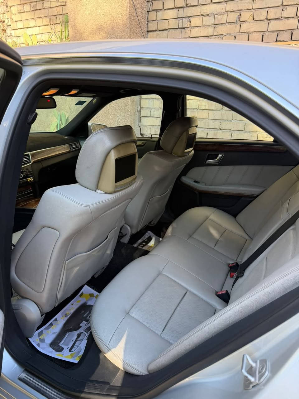 للبيع مارسدس E350 موديل 2011 وارد امريكي حادثها جاملغ وبنيد بدون شواصي الباقي مكفول ماشيه 110 حقيقي فول مواصفات جاهزه كير مكينه صدر خلفي امامي جديد مابيها اي نقص خير من الله رقم بغداد انكليزي بسمنه تحويل ثاني يوم السعر 160 مكانها بغداد الشعب للستفسار ***********
