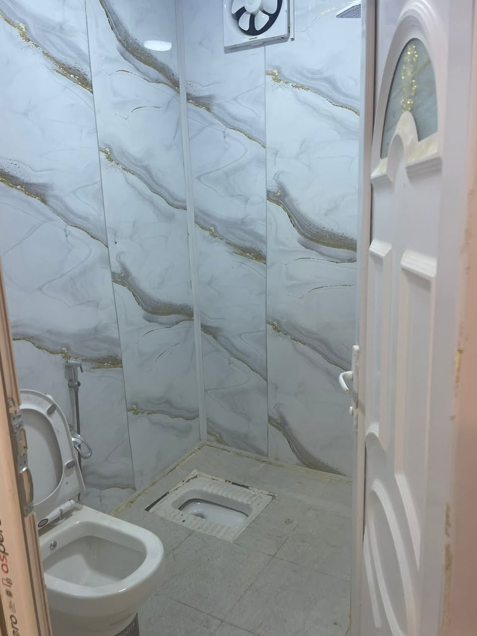 سلام عليكم شقة للايجار بغداد الجديدة المعلمين غرفة وصالة ومطبخ وحمام وتواليت طابق ثاني جاهزة وبناء جديد للاستفسار الاتصال ع الرقم ***********
