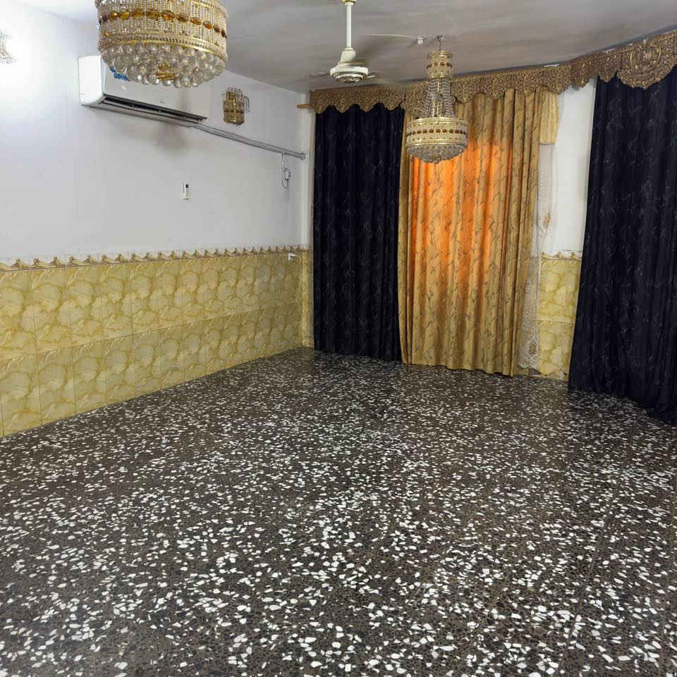 السلام عليكم بيت للبيع مساحة 250 متر العنوان الشعلة الدونم شارع اسد بغداد قرب بانزين خانه القديمه سعره 88 وبي مجال الرقم الاستفسار ***********
