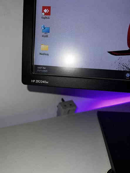 ⸻

🎮💥 للبيع حاسبة ألعاب احترافية متكاملة – أداء خارق وتصميم فخم 💥🎮

🚀 مواصفات الجهاز الأساسية:
 • 🔹 المعالج (CPU): Intel Core i5-12400F – الجيل الثاني عشر (12th Gen)
أداء مذهل في الألعاب والبرامج الثقيلة مع 12 نواة وسرعة تصل إلى 4.4GHz Turbo
 • 🔹 اللوحة الأم (Motherboard): ASRock H610M-HDV/M.2 R2.0
تدعم أحدث تقنيات التخزين والرام، مستقرة جدًا للألعاب والاستخدام الطويل
 • 🔹 كارت الشاشة (GPU): NVIDIA GeForce RTX 4060 8GB
كارت قوي جدًا لتشغيل كل الألعاب الحديثة على إعدادات Ultra بدقة 1080p و 1440p
يدعم تتبع الأشعة (Ray Tracing) و DLSS 3 لأفضل أداء وجودة رسومات
 • 🔹 الرام (RAM): 16GB DDR4 بسرعة عالية (قابلة للترقية)
 • 🔹 التخزين:
 • SSD رئيسي (C:) بسعة 230GB لتثبيت النظام والألعاب
 • SSD ثانوي (D:) بسعة 234GB لتخزين الملفات والمشاريع
سرعة تشغيل خرافية – يشتغل النظام خلال ثوانٍ فقط

🧊 نظام التشغيل: Windows 11 Pro 64-bit
🎮 DirectX 12 Ultimate لتجربة ألعاب انسيابية بدون تقطيع

⸻

🖥️ الشاشات:
 • شاشة AVETRON قياس 24 بوصة بدقة عالية وألوان واقعية
 • شاشة HP ZR2240w مثالية للبث أو المراقبة الجانبية أثناء اللعب

⸻

⌨️ الملحقات (Gaming Gear):
 • كيبورد AVAZZ بإضاءة RGB احترافية ولمسة مريحة
 • ماوس Redragon M913 Impact Elite لاسلكي RGB بعدة أزرار قابلة للبرمجة
 • ماوس باد أسود RGB متعدد الألوان بإطار مضيء أنيق
 • سماعة FANTECH HQ52S TONE+ RGB صوت محيطي واضح مع إضاءة مذهلة
 • ميز أبيض على شكل حرف L بتصميم عصري ومساحة كبيرة لترتيب الشاشتين والملحقات

⸻

📍 الموقع: كربلاء شهداء سيف سعد 
💰 السعر: 1,300,000 دينار عراقي (قابل للتفاوض للجادين فقط)
رقم موبايل ***********⚡
🧩 جاهزة للتجربة أمام المشتري – الأداء مضمون 100٪

📩 للتواصل عبر الخاص أو التعليقات 🌟
لا تفوت الفرصة، الجهاز شبه جديد وبأداء ممتاز للألعاب، التصميم، والبث ال
