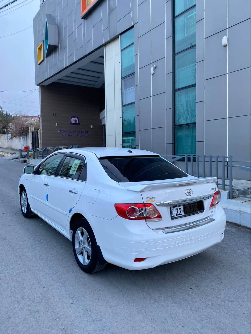 کرۆلا 2013 مواسەفات خەلیجی سپی بەفری مەکینە گەورە فول مواسەفات بێ سلایت  
تەنها 76 هەزار رۆیشتوە 
مەکینە گەورە ١٨ ی بیلادی   
دەعامی بۆ دەعامی بێ سبوغ  بێ جەمپ  
بێ تەزرە چواتایەی لۆک تەنها دو ساردی هەن   
چرکەو وەرەقەی لئ بکوژە 
شوێن // سۆران 
گێر و مەکیەنەی بەشەرت 
هیچ کێشەیەکی تێدا نییە 

ژمارەی خاوەنەکەی 
*********** واتس ئاپ أربيل, العراق
