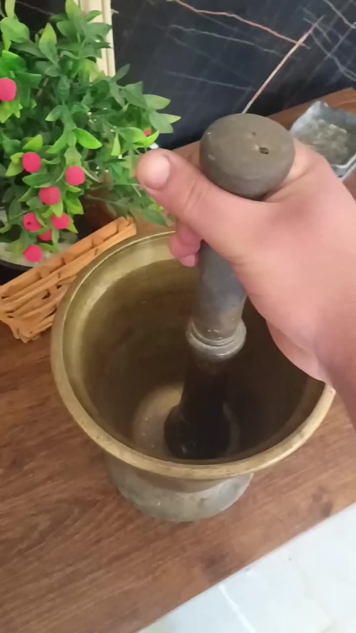 منو يريد هاونات ثنين 
واحد ارتفاع 22 ويدتة 35 ارتفاعهة وزنة 10 كيلوات مخطوط بغداد 
والثاني ارتفاعة 15 وزنة 3 كيلوات 
ثنينهن ب200 الف بدون عملة 
*********** 
بغداد
