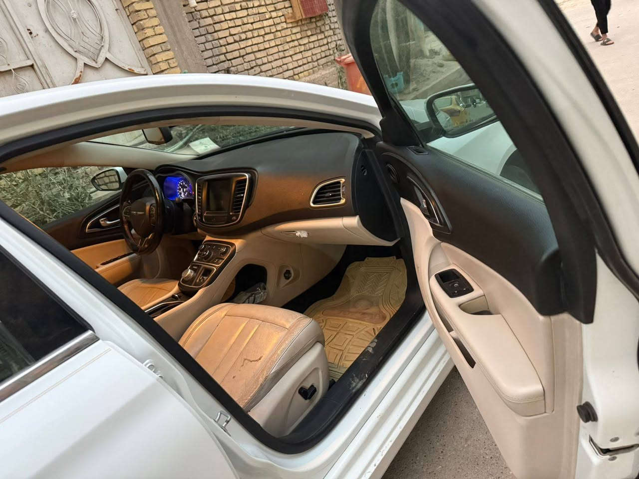سلام عليكم 
للبيع  c200 
2017 
ضربتها قبق جنطه فقط 
سعر116 للاستفسار  ***********
مكان ذي قار مركز
