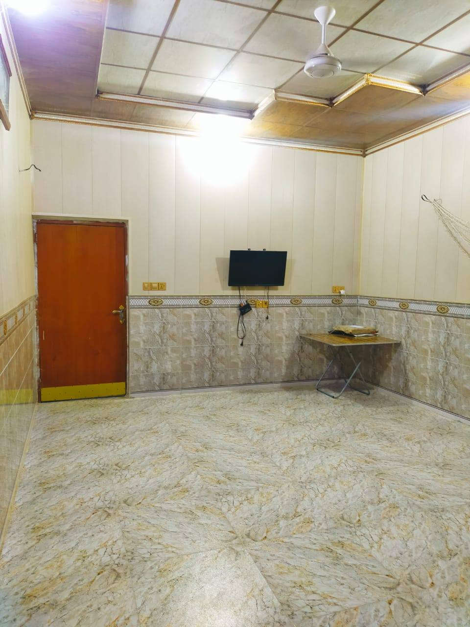 مشتمل للبيع فول درجه اولى سيراميك وتغليف وسقوف ثانويه وكهرباء بواري تأسيس ماء اساله زائدماء بير معه نصف قطعه ايضآ للبيع الموقع بلور بلقرب من محلات ابوخميس للاتصال على الرقم ***********
