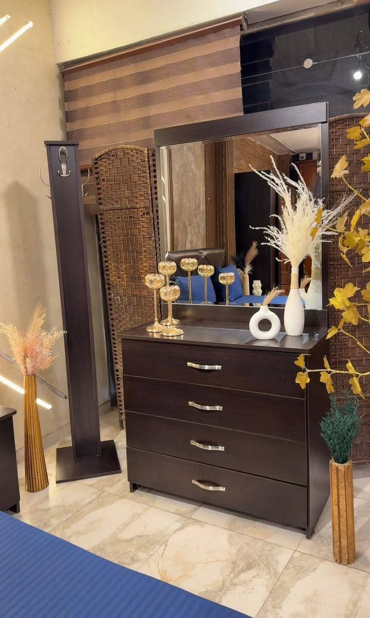 غرفة نوم ماستر ultra modern 🛌 فل كوالتي ☑️  نظام امريكي ☑️ ثقيله و فخمه جداً 🩶 ✨
للاستفسار 0780981549 واتس اب حصرآ 💌 

عمق60-سم خشب لامينت تركي 18-ملم و خشب ال Chipboard 🪵 ، دهان أمريكي 🇺🇸 فاخر 
( تخت 🛌 نظام ألواح Box ) ↘️
لمتانه أكثر و لسهولة التخزين 🤍✨
( مواصفات و تفاصيل مميزه ✨ ) 
تصميم داخلي مُتقن جداً و عملي ✅👌🏻
استعمال أشهر قليله بحال الوكاله 🤍✨
 الله يبارك لصاحب النصيب. (( بسعر مغري جداً 🏷️))

" الغرفه فقط لمن يبحث عن  الجودة والتصميم العصري الراقي الحديثً" 🤍✨


**إذا كنت صاحب هذا الإعلان وتريد حذفه لأي سبب، رجاءا أرسل رسالة إلى الدعم الفني**