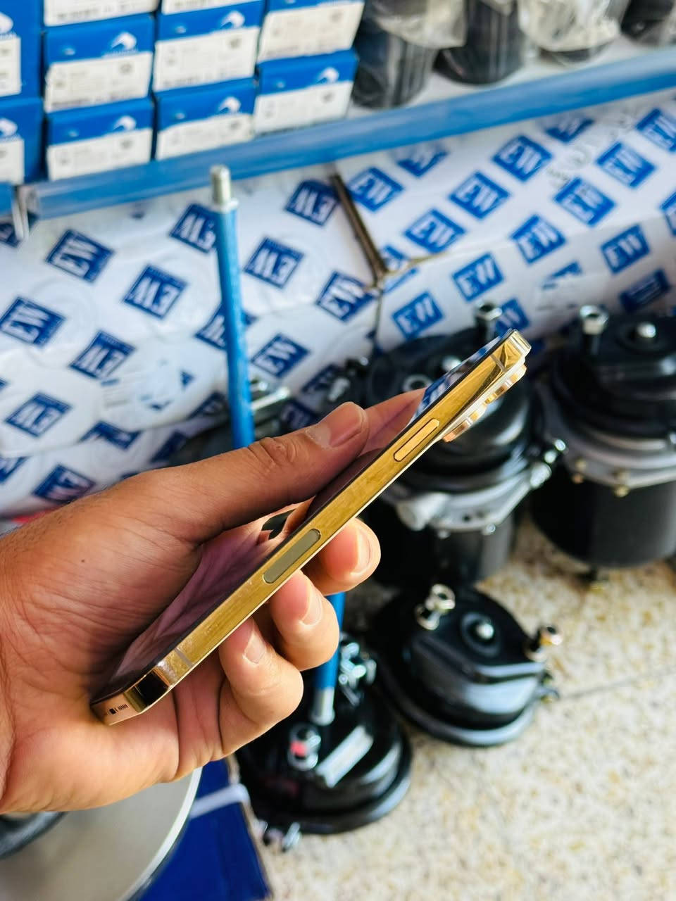 iPhone 13 pro max
ذاكره 128 
بطاريه 100 
نموذج m
تك سيم 
جهاز مبدل شاشه نوعيه ممتازه
فيس ايدي شغال 
شاشه ثلاث خيارات 
كله شغال شرط 
سعره 415 الف 
***********
